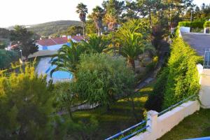 Výhled na bazén z ubytování Villa at Ericeira in a private condominium nebo okolí