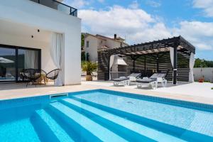 eine Villa mit Swimmingpool und ein Haus in der Unterkunft Villa Mirage in Tugare