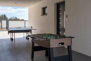 Zimmer mit 2 Tischtennisplatten und einer Tafel in der Unterkunft Villa Mirage in Tugare + 42 Fotos