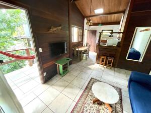 Uma TV ou centro de entretenimento em Casa Selva - Vila do Abraão - Ilha grande