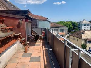 Apartment mit Balkon und Stadtblick in der Unterkunft Schöne Dachgeschoss-Maisonette Wohnung in München