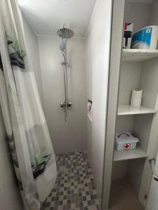 baño con ducha, aseo y estanterías en Casa Abuelo Miguel, en Arcos de la Frontera