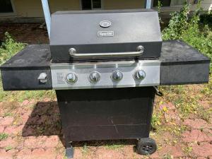 a black barbecue grill sitting in a yard at MileHi Vacation Home in Aurora
