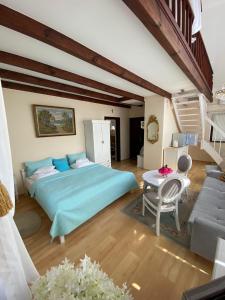 ein Schlafzimmer mit einem großen Bett und einer Treppe in der Unterkunft Cafe Duo in Wisełka