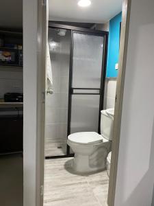 uma casa de banho com um WC e uma cabina de duche. em Apartamento en Envigado em Envigado