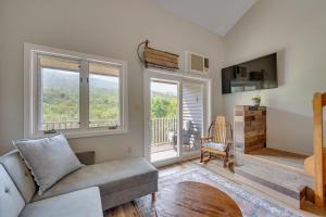 Χώρος καθιστικού στο Lincoln Condo with Resort Amenities and Mountain Views
