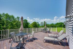 una terraza con sillas, mesa y sombrilla en Lincoln Condo with Resort Amenities and Mountain Views en Lincoln