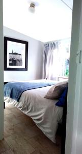 1 dormitorio con 1 cama con una foto en la pared en Yalta Park, en Pietermaritzburg