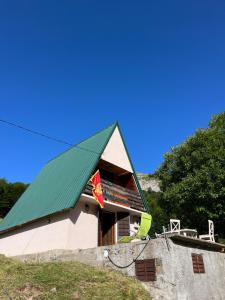 um telhado verde no topo de uma casa em Holiday home above the Bukumirsko Lake em Podgorica