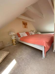 ein Schlafzimmer mit einem großen Bett im Dachgeschoss in der Unterkunft Cafe Duo in Wisełka
