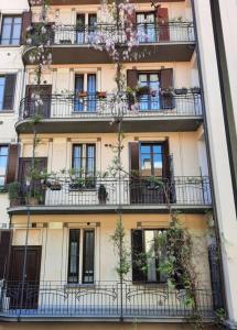 d'un grand bâtiment avec un balcon et des plantes. dans l'établissement Sempione Studio, à Milan