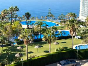 Luxury apartment Benalmadena First line内部或周边的泳池