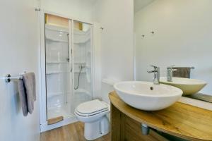 y baño con lavabo, aseo y ducha. en Polidor Glamping Resort, en Poreč