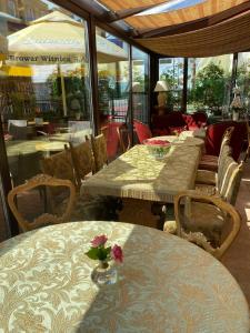 ein Restaurant mit Tischen und Stühlen mit Blumen darauf in der Unterkunft Cafe Duo in Wisełka