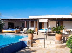 uma casa com piscina ao lado de um resort em El Penasco em Sant Ferran de Ses Roques