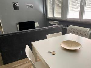 A seating area at Appartamento in centro storico - via Mascarella - Università