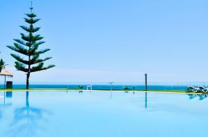 Luxury apartment Benalmadena First line内部或周边的泳池