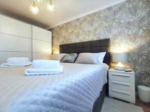 En eller flere senge i et værelse på Sunlight Luxury suite