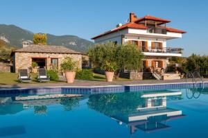 Bazén v ubytování Olympus Pantheon Luxury Villas nebo v jeho okolí