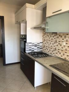 uma cozinha com uma placa de fogão a preto e branco em شقة في بورصة التركية 