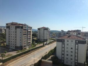 uma vista para uma cidade com edifícios e uma rua em شقة في بورصة التركية 