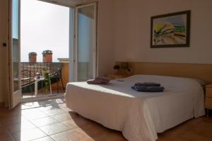 um quarto com uma cama e uma grande porta de vidro deslizante em Nice apartment lake view & free parking em Pastrengo
