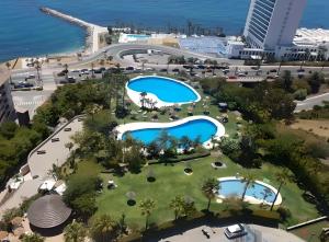 Luxury apartment Benalmadena First line内部或周边的泳池