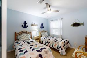 Ένα ή περισσότερα κρεβάτια σε δωμάτιο στο Lovely Oceanfront Townhome w/Free WiFi, Central AC, Shared Pool, Private W/D +26 φωτογραφίες