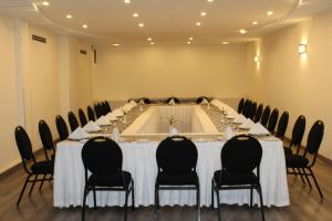 una sala de conferencias con una mesa larga y sillas en Hotel Ritz Ciudad de México, en Ciudad de México