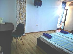 a room with a bed and a desk and a chair at Paunovi Guest House in Primorsko