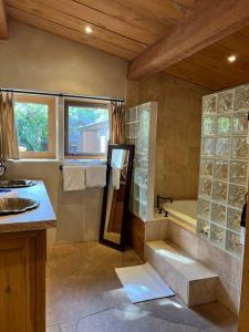 Um banheiro em Doodlebug Ranch, Historic Sedona Homestead