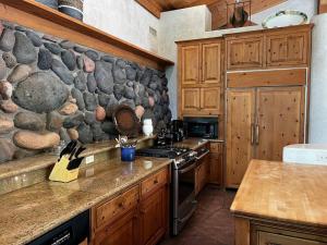 A cozinha ou cozinha compacta de Doodlebug Ranch, Historic Sedona Homestead