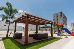 ピサーハスにあるResidencial Angelus Condomínio Clube na Praia de Piçarrasの遊び場のある公園のガゼボ