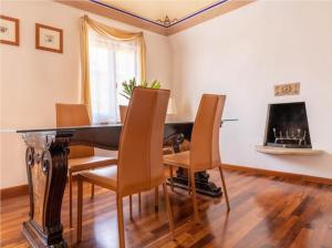 een eetkamer met een tafel en stoelen bij Royal Domus Perugia - via Mazzini in Perugia