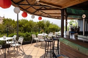 Luxury apartment Benalmadena First line餐厅或其他用餐的地方