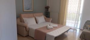 Posezení v ubytování Queen Aspri apartment 3' min to the beach! + 23 fotografií