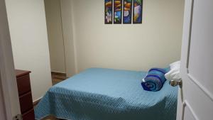 - une chambre avec un lit et une couverture bleue dans l'établissement DONDE MI MADRE, à Montenegro