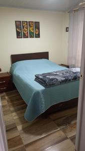 - une chambre avec un lit doté d'une couverture bleue dans l'établissement DONDE MI MADRE, à Montenegro