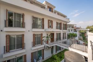 フェティエにあるGizz Suitesのバルコニー付きの建物の外側の景色を望めます。