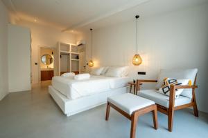 um quarto com 2 camas e uma cadeira em Gizz Suites em Fethiye