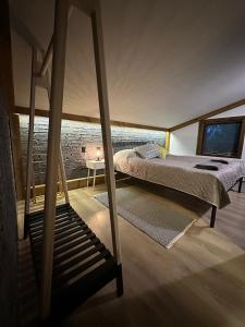 1 dormitorio con 1 cama en una habitación con ventana en Villa Monte, en Velingrad