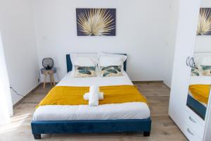 een slaapkamer met een bed met een teddybeer erop bij Élégant Studio Climatisé 'Alma 2' - Cœur de Beziers - Wifi Fibre - Netflix in Béziers