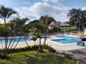 The swimming pool at or close to Hermoso Apartamento en Mesitas de El Colegio