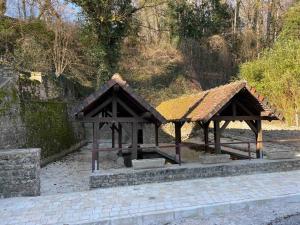 einen Pavillon mit einem Dach darüber in der Unterkunft Le gîte du lavoir 