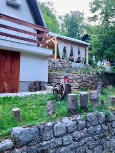 un mur en pierre devant une maison avec un canon dans l'établissement CASA MONTE, à Lič