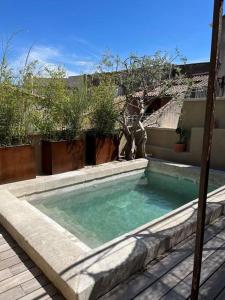 Bazén v ubytování Villa de charme nebo v jeho okolí