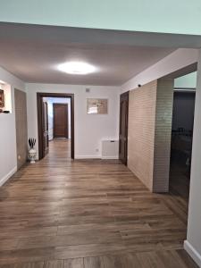 Fotografia z galérie ubytovania Leśny Dworek - Apartamenty SUPER z TV i salonem kominkowym v destinácii Mrągowo