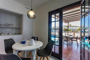 a kitchen and dining room with a table and chairs at Villa Tara in Tías