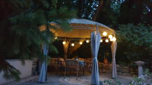 einen Pavillon mit einem Tisch und Stühlen darunter in der Unterkunft Ferienwohnung Sonnenschein Familie Hamdorf in Bad Sulza