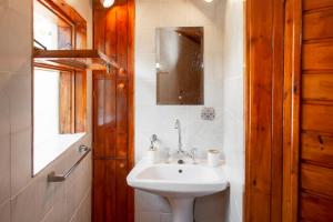 Et badeværelse på Anastasia Country Home + 32 billeder